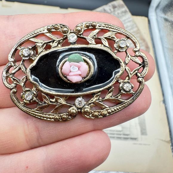 Vintage Brooch Pin Filigree Black Enamel Pink Rose Flower Rhinestones Gold Tone - Picture 3 of 4